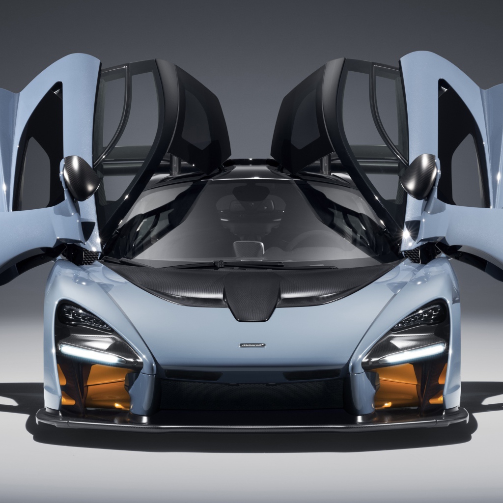 Автомобиль McLaren Senna, 2018 с открытыми дверями