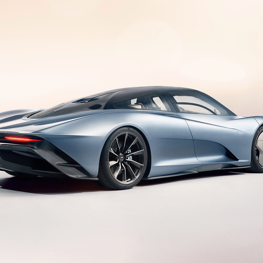 Быстрый дорогой автомобиль McLaren Speedtail, 2020 года вид сзади