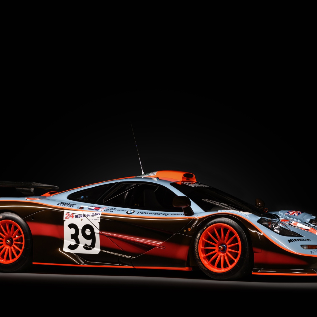 Гоночный автомобиль McLaren F1 GTR 25 на черном фоне