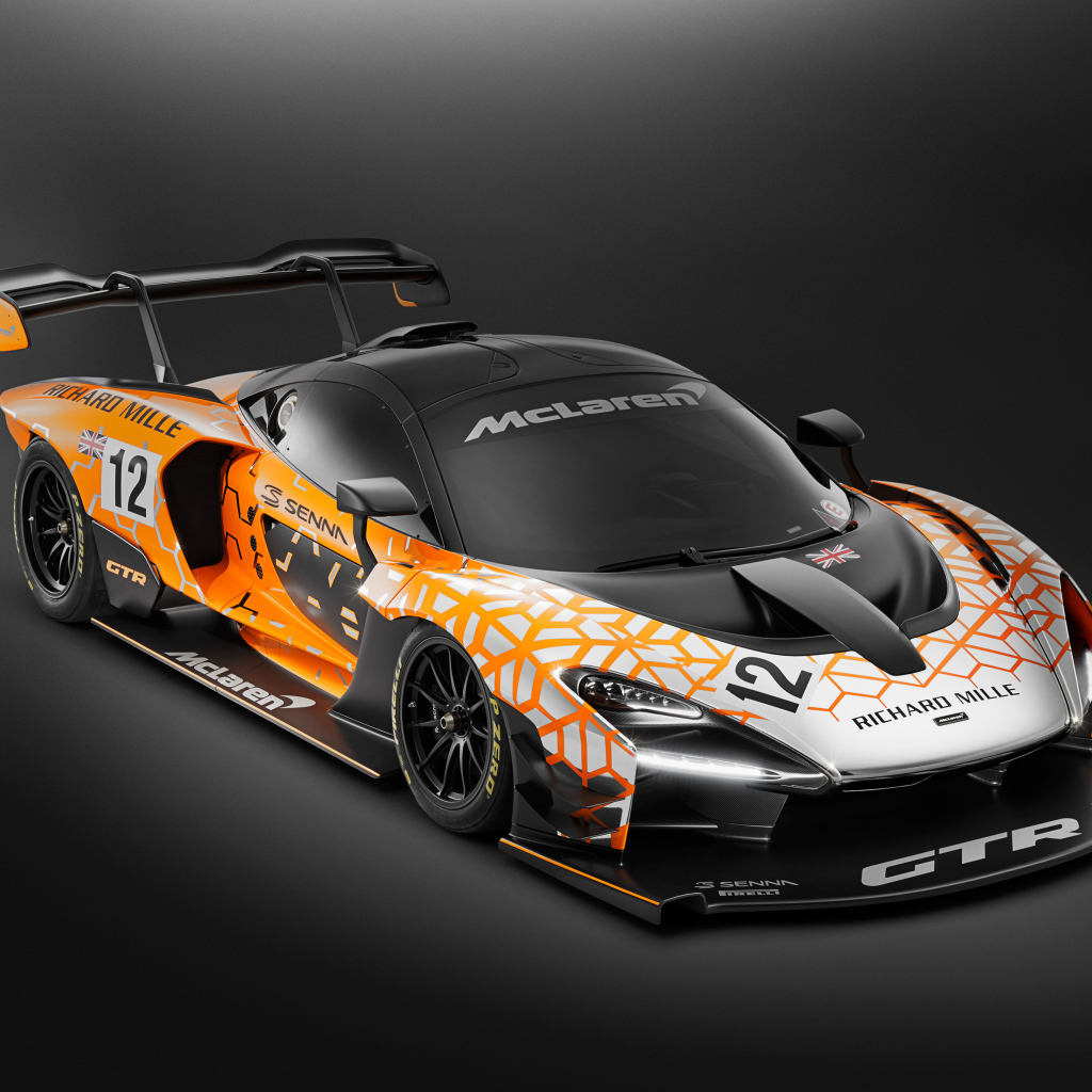 Гоночный автомобиль McLaren Senna GTR Concept на сером фоне