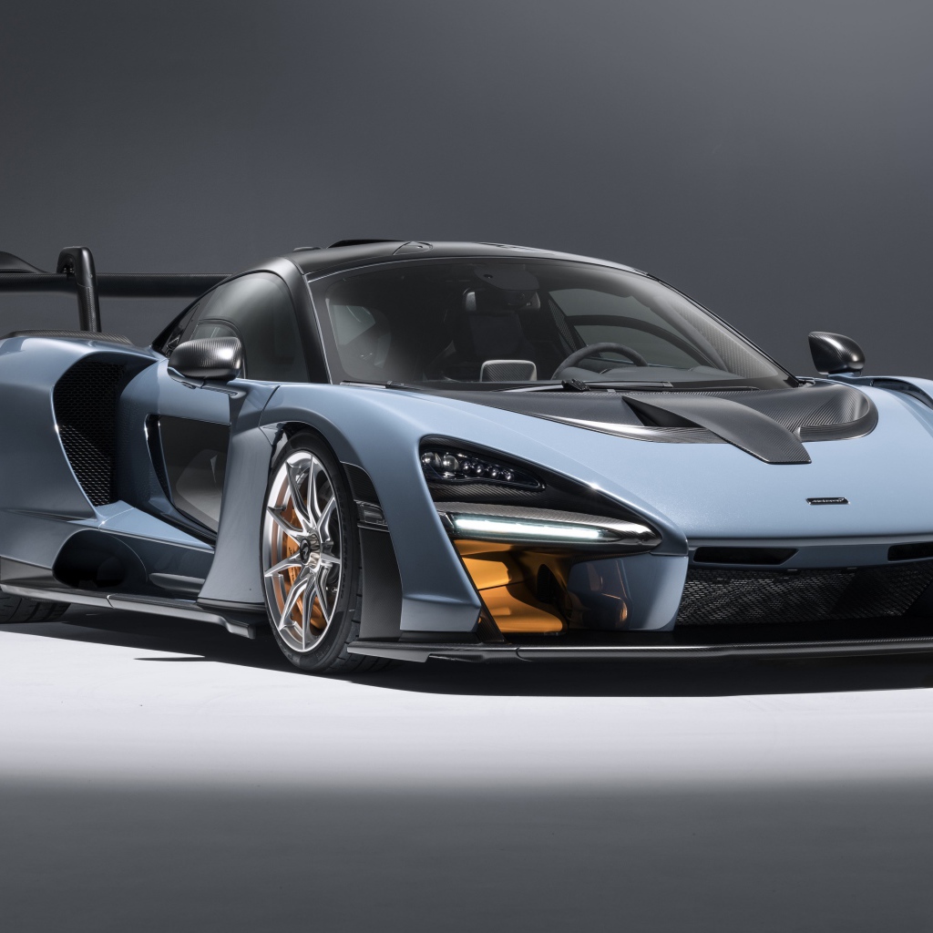 Серебристый спортивный автомобиль McLaren Senna, 2018