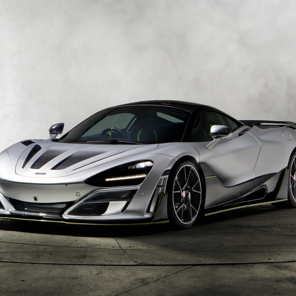 Серебристый дорогой автомобиль McLaren 720S