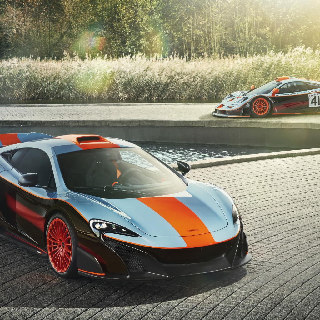 Спортивный McLaren MSO 675LT Gulf Racing Theme 2018 у воды