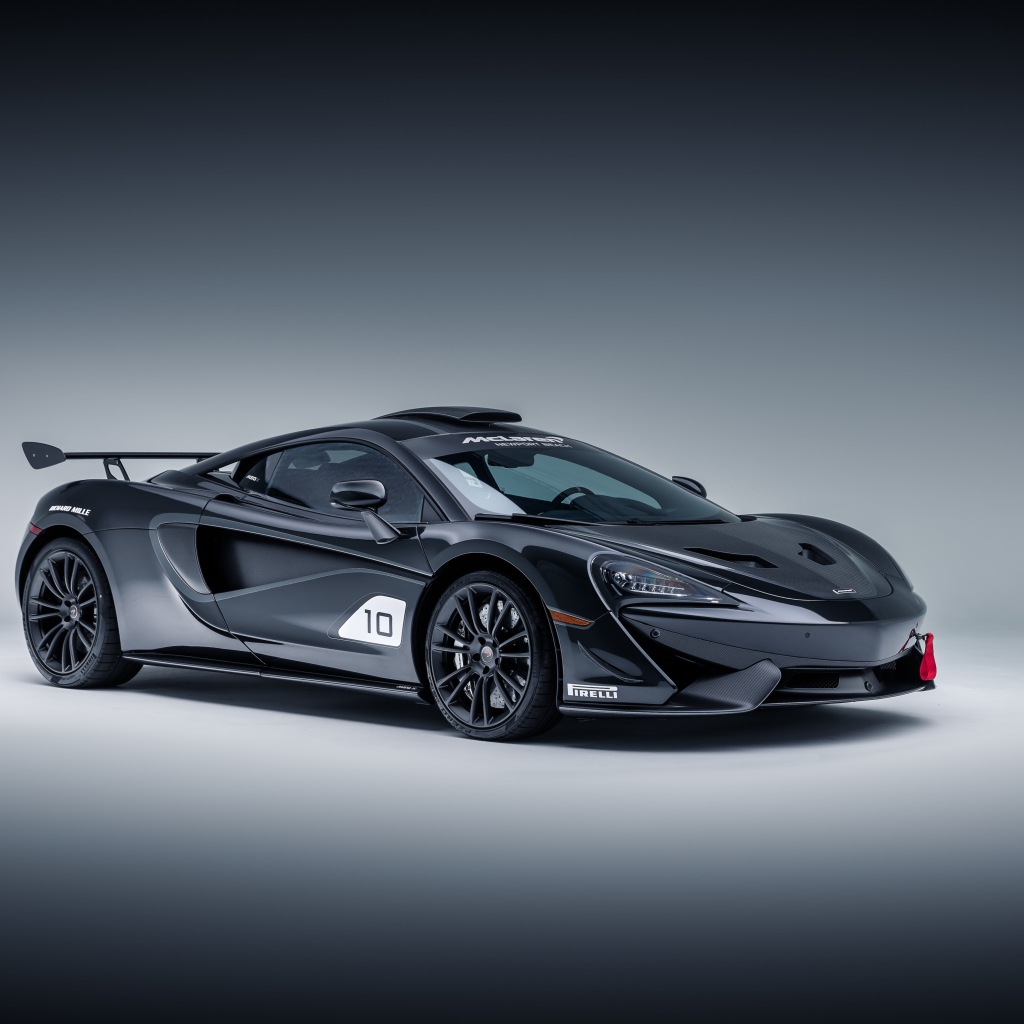 Спортивный автомобиль McLaren 570S MSO X на сером фоне