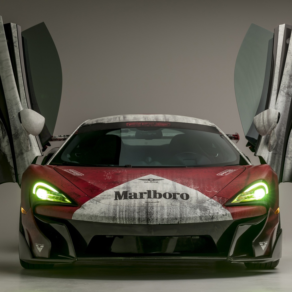 Спортивный автомобиль McLaren 570S с открытыми дверями 