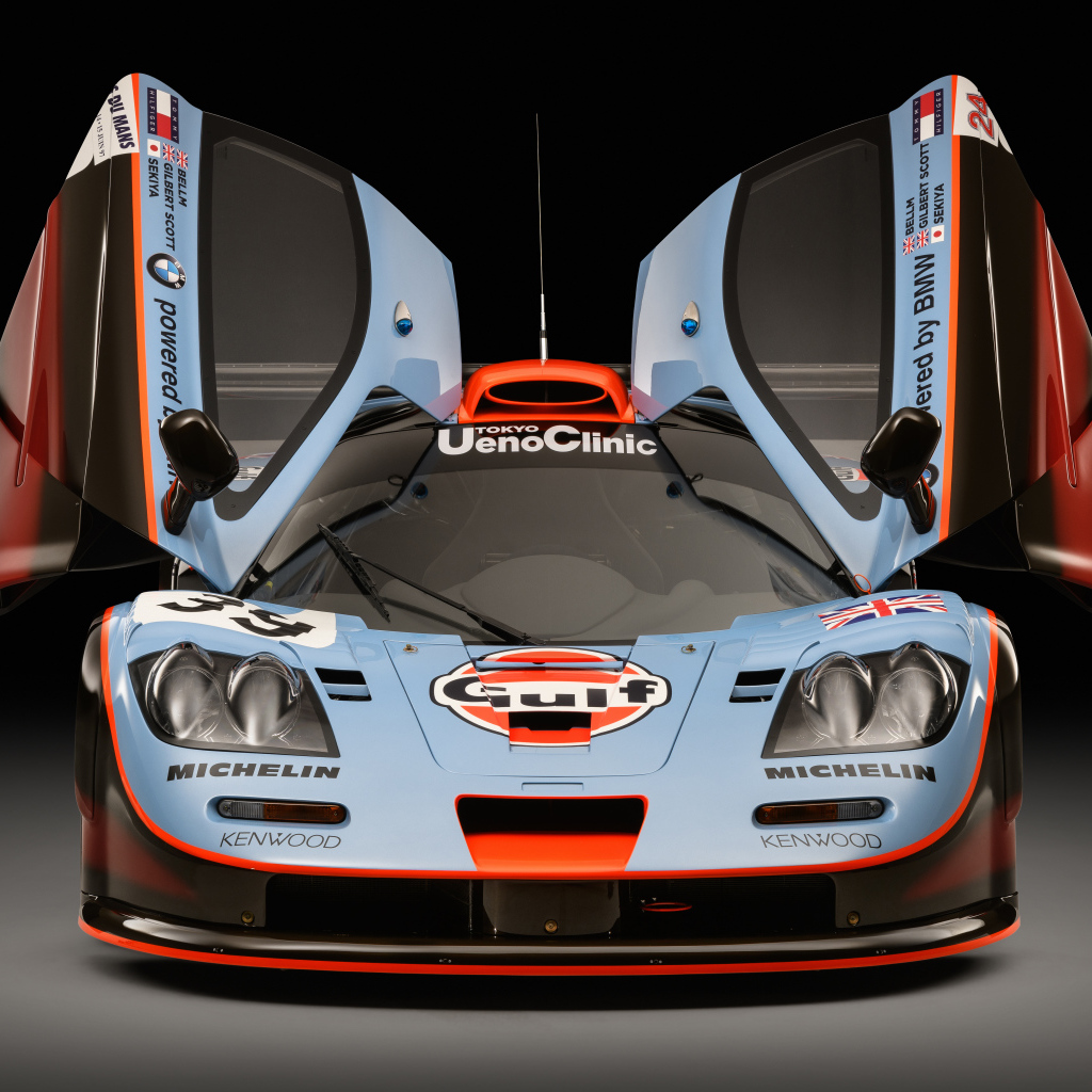 Спортивный автомобиль McLaren F1 GTR 25R 2018 года с открытыми дверями