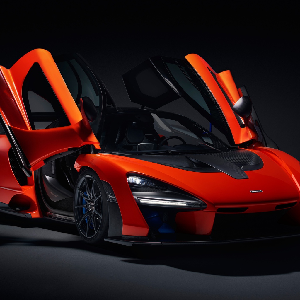Спортивный автомобиль McLaren Senna, 2018 с открытыми дверями