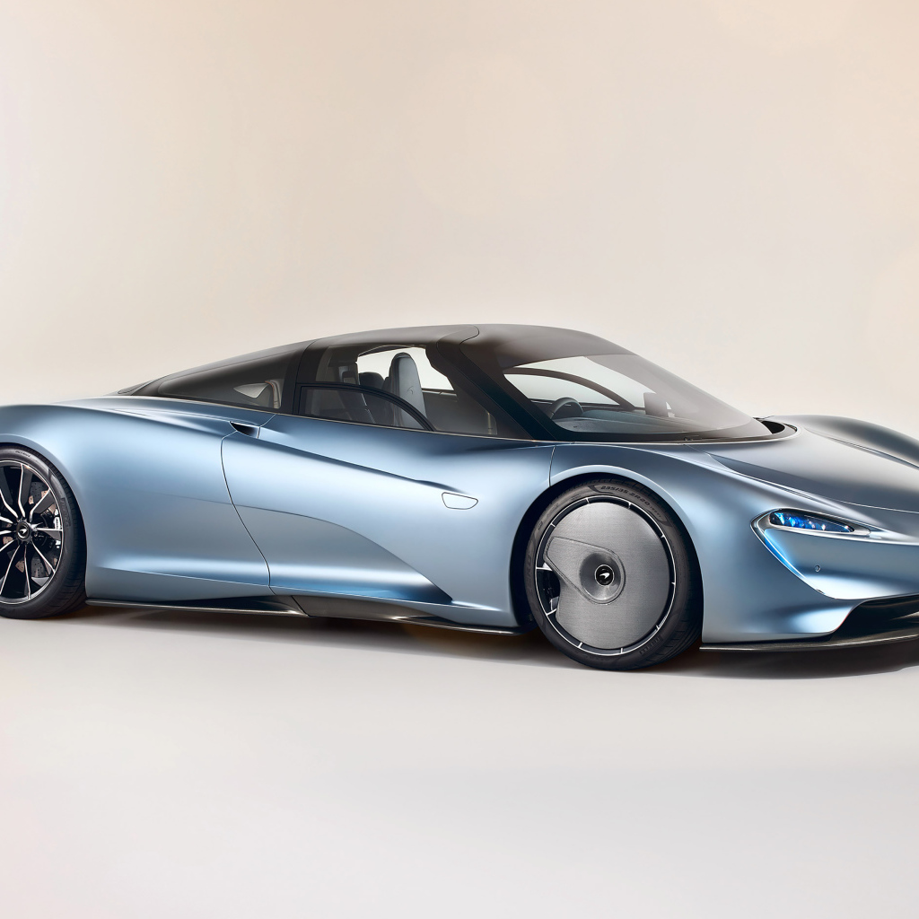 Стильный дорогой серебристый автомобиль McLaren Speedtail, 2020 