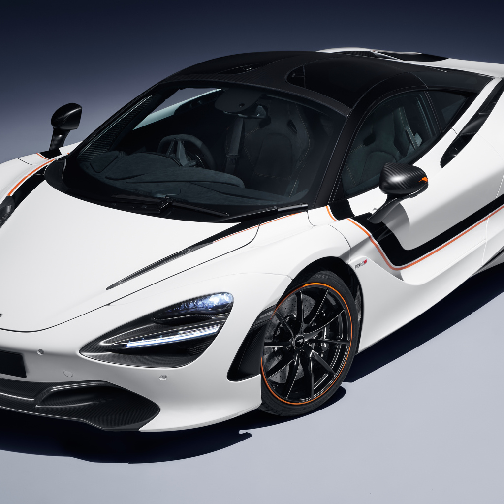 Белый быстрый автомобиль McLaren 720S