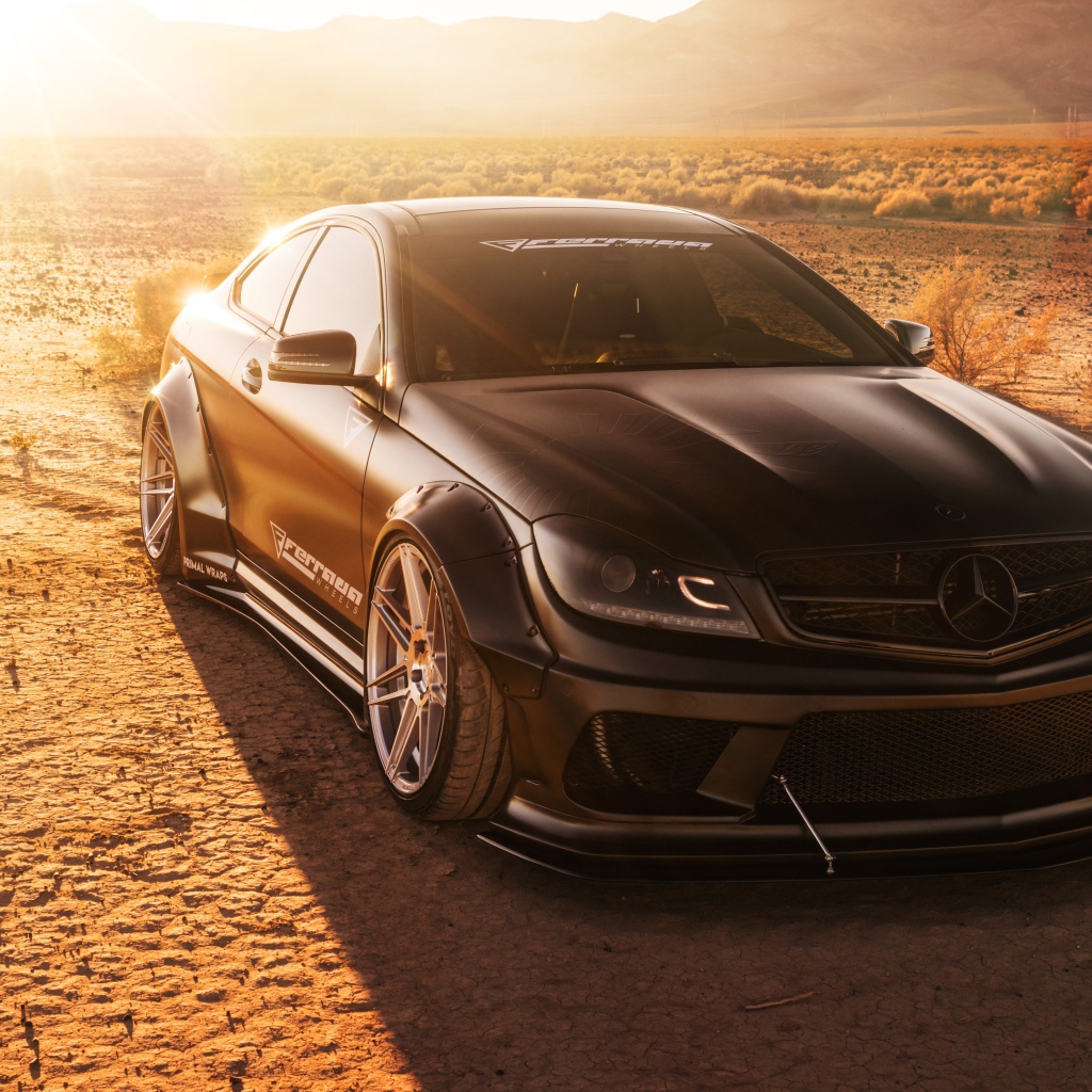 Черный автомобиль Ferrada LW Matte Mercedes в лучах солнца