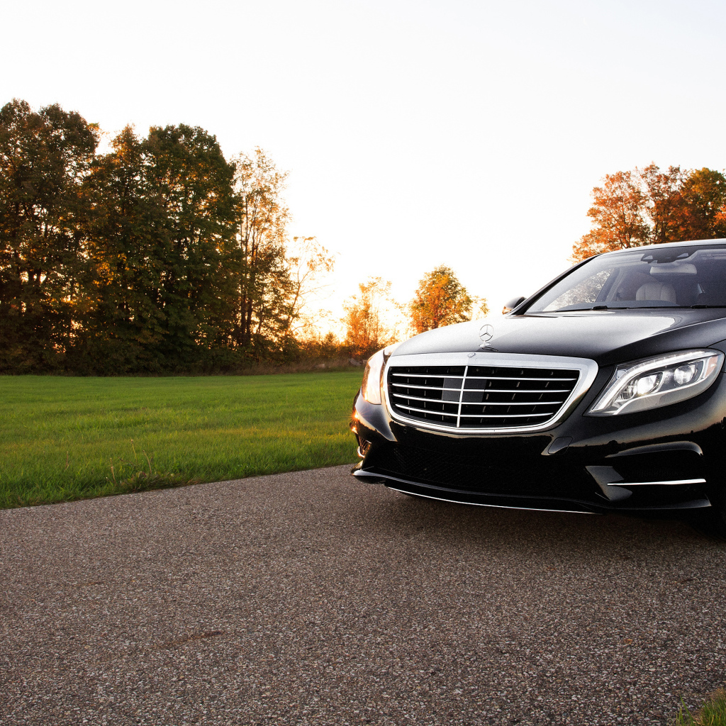 Черный автомобиль Mercedes-Benz W222 S-Class на фоне солнца