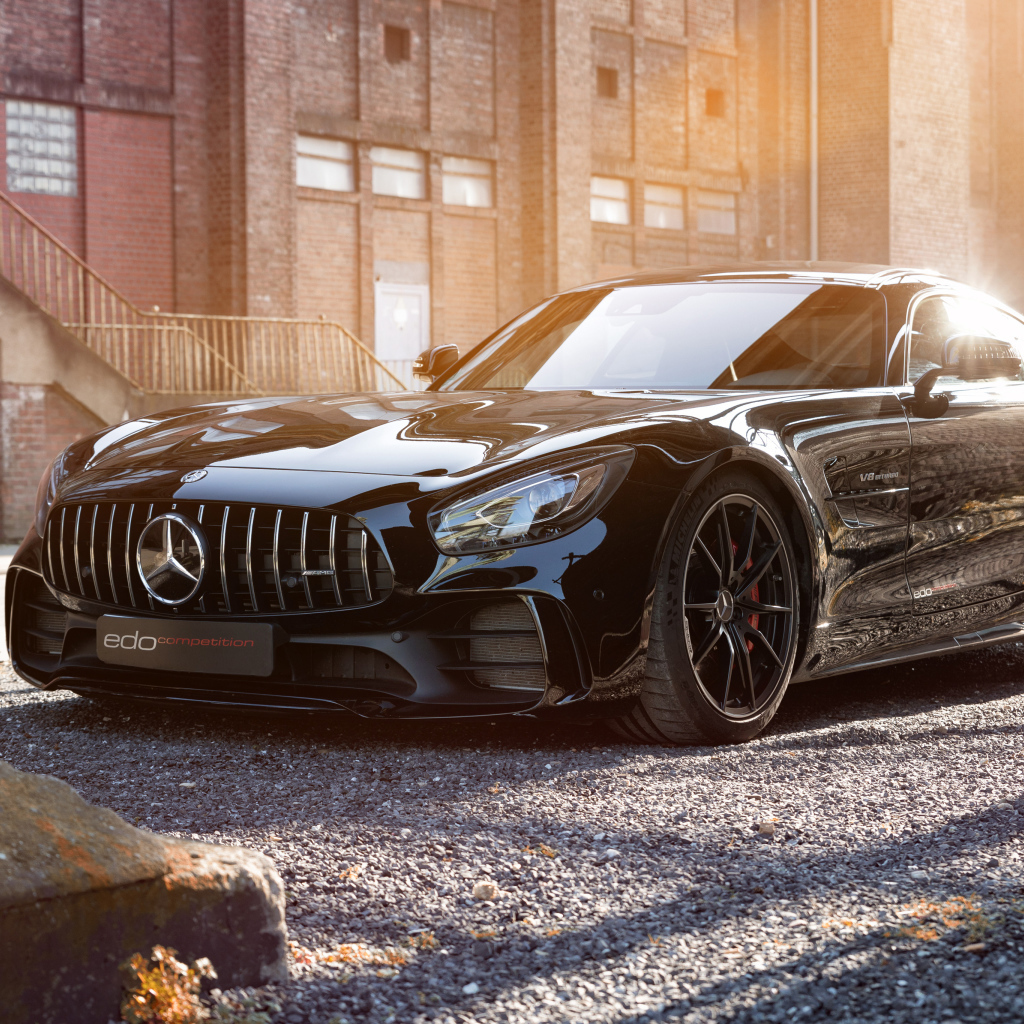 Черный спортивный стильный автомобиль Mercedes AMG GTR, 2018