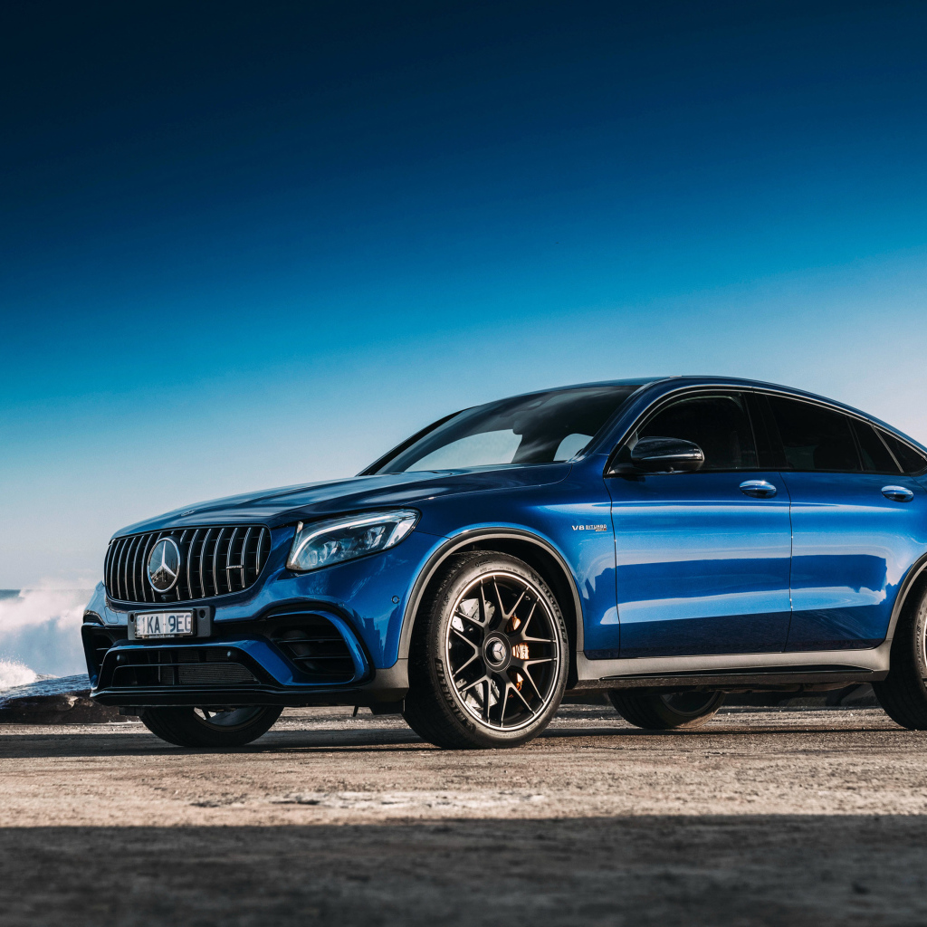 Синий автомобиль Mercedes GLC63 AMG, 2018 года вид сбоку