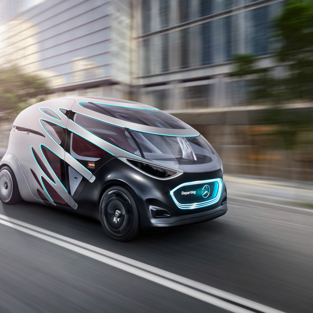 Футуристический автомобиль Mercedes-Benz Vision Urbanetic на улице города