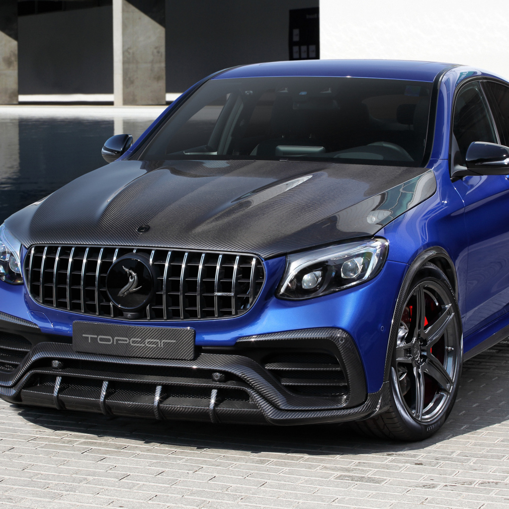 Автомобиль Mercedes-AMG GLC-Klasse  у воды