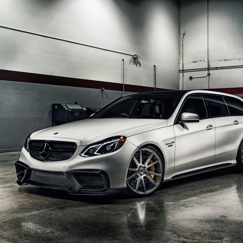 Автомобиль Mercedes-Benz E-Class в гараже