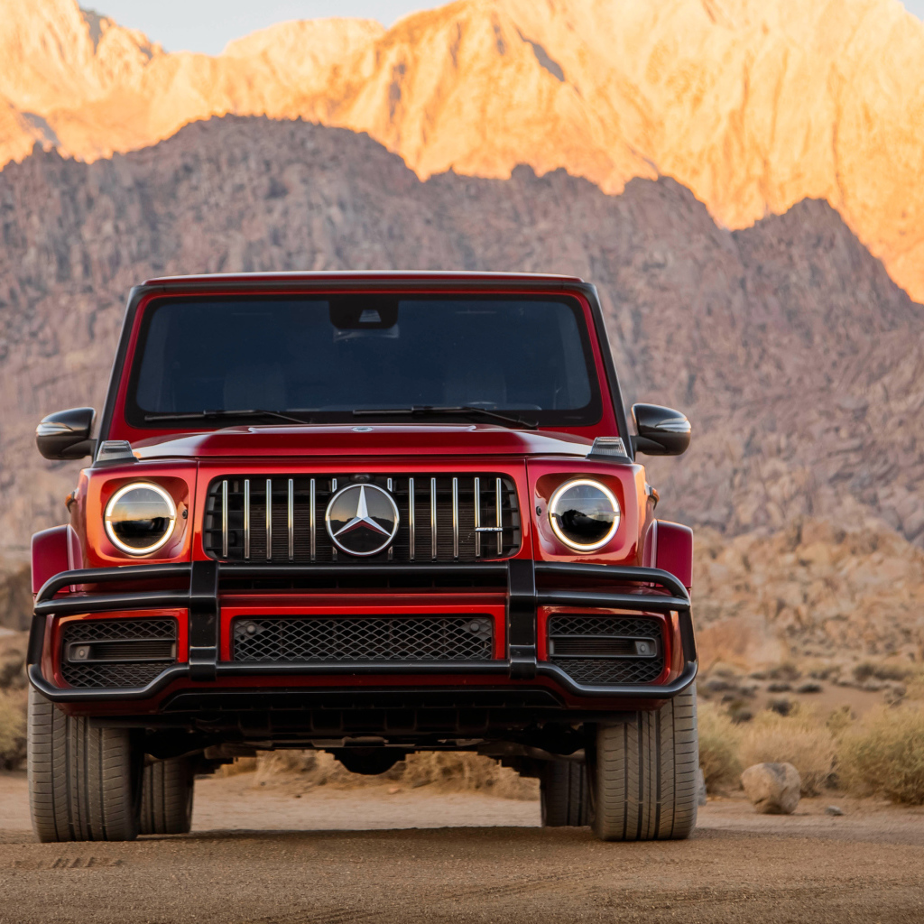 Красный Mercedes-AMG G 63, 2019 года на фоне гор