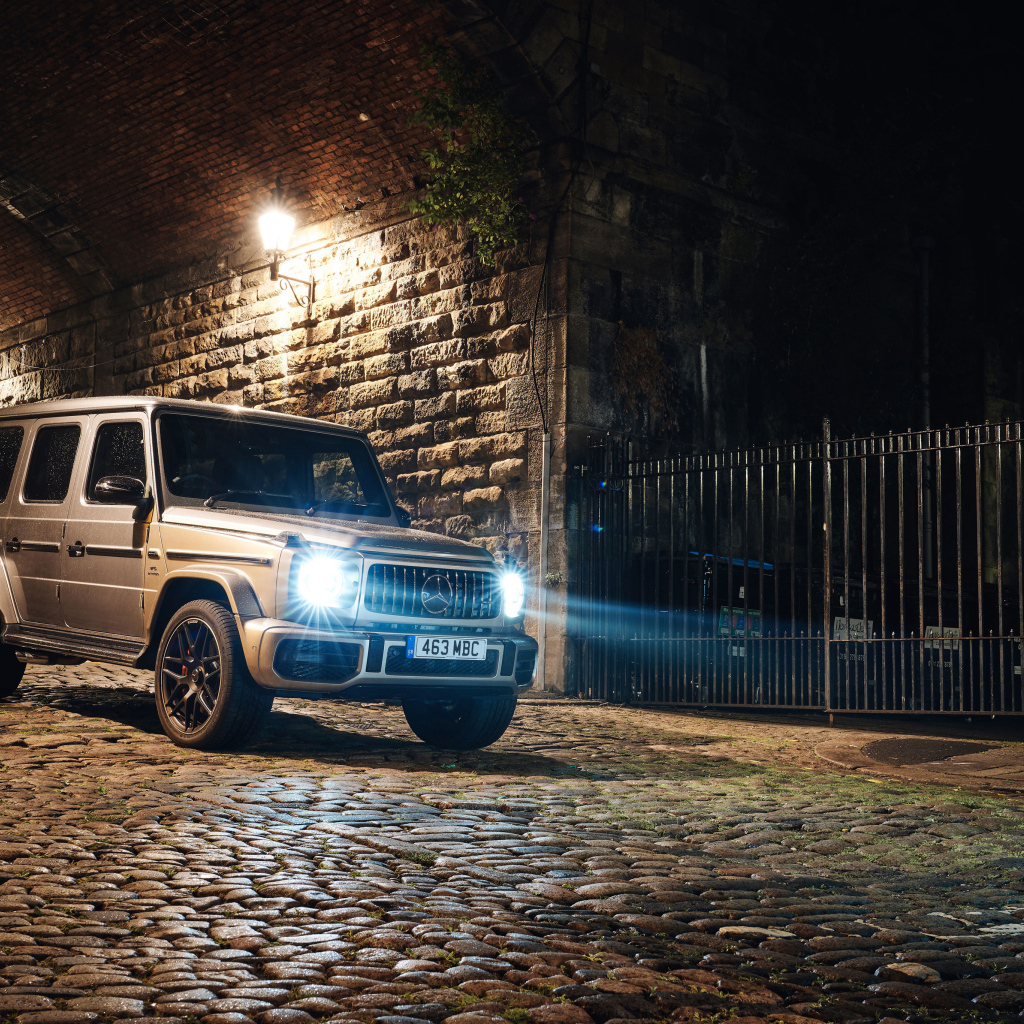 Внедорожник Mercedes G 63 2018 года с включенными фарами