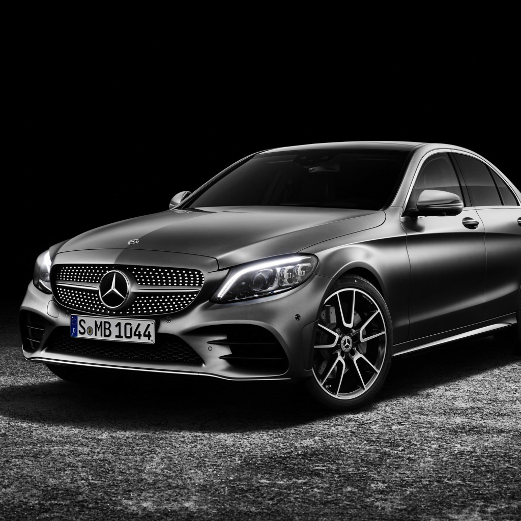 Серебристый автомобиль Mercedes-Benz C-Class 2019 года