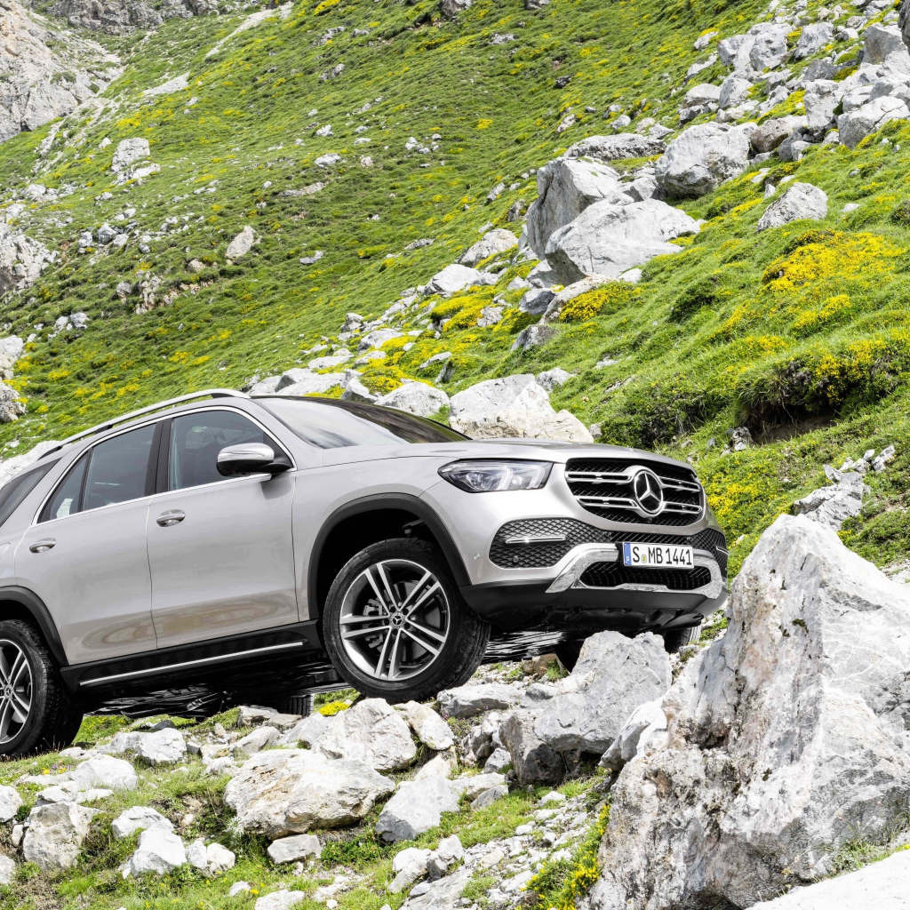 Серебристый внедорожник Mercedes-Benz GLE, 2019 в горах 