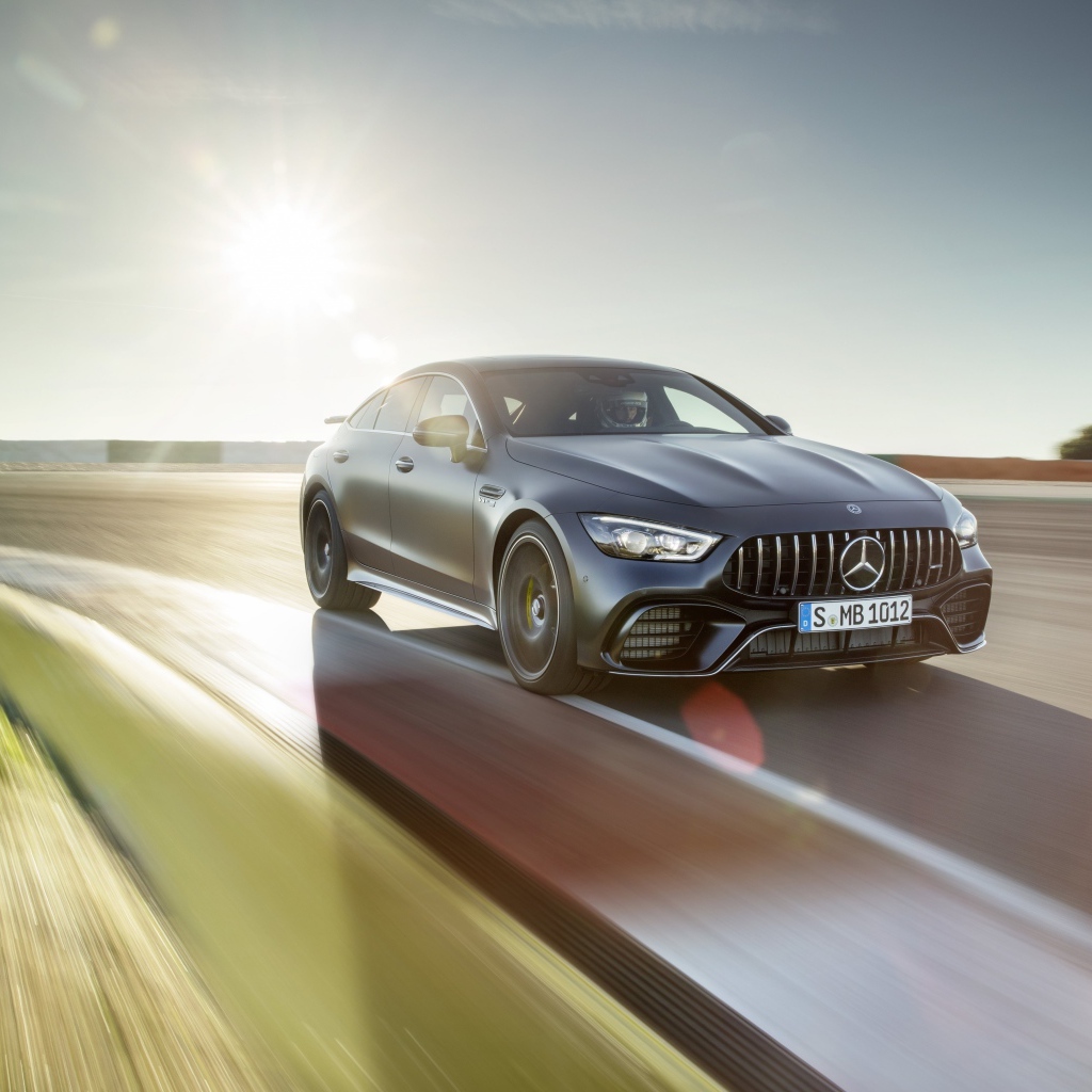 Серебристый автомобиль Mercedes-AMG GT4, 2018 года на скорости 