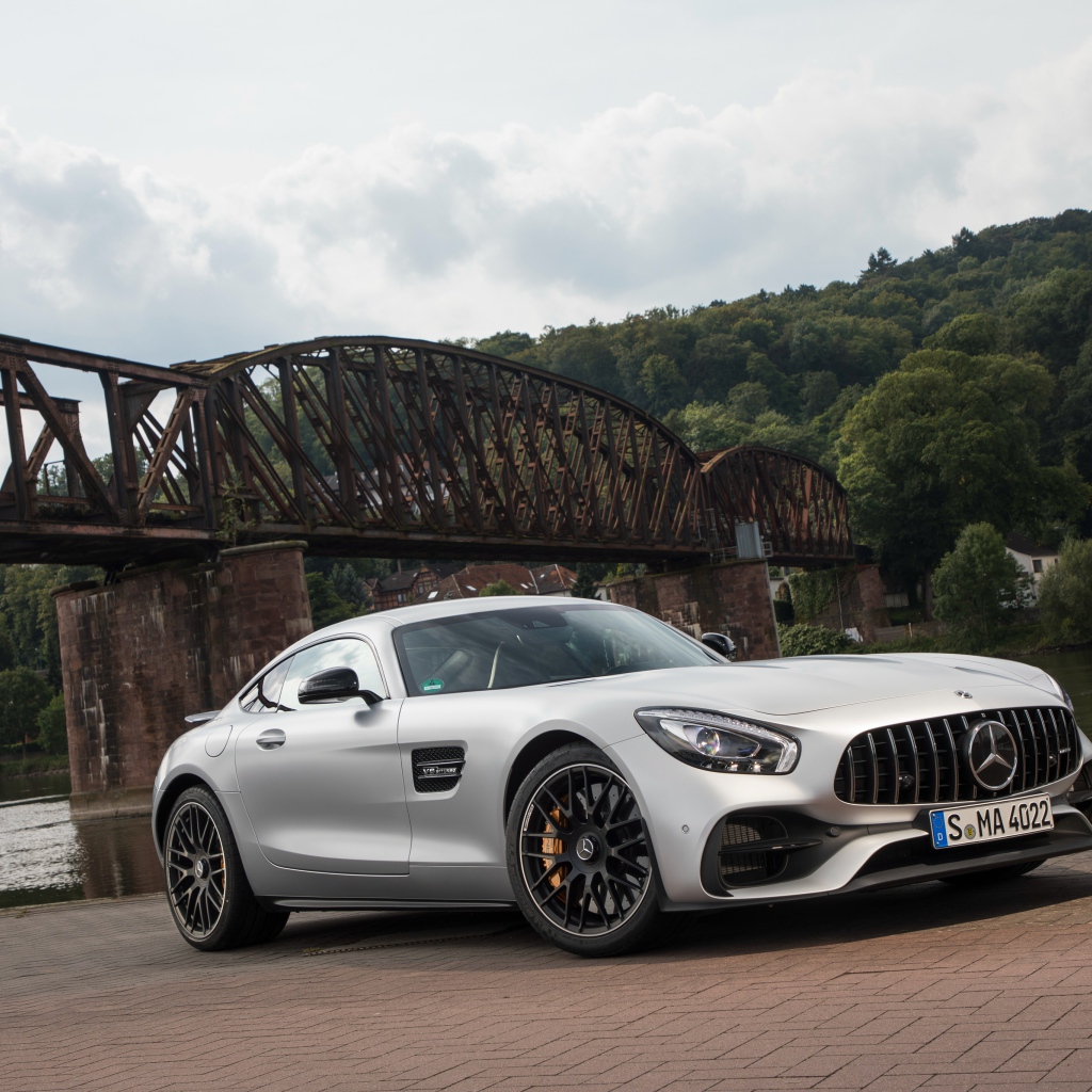 Серебристый автомобиль Mercedes-AMG GT на фоне моста