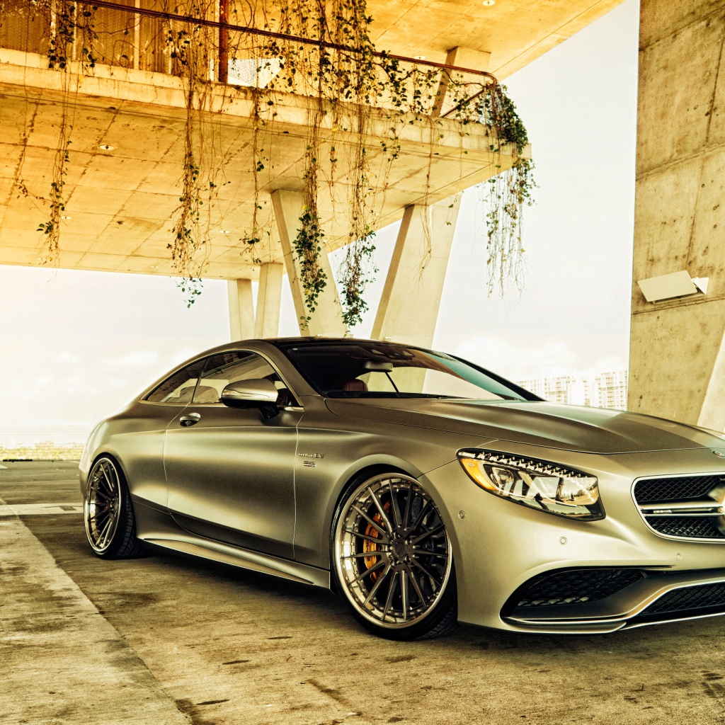 Серебристый автомобиль Mercedes-Benz S-Class