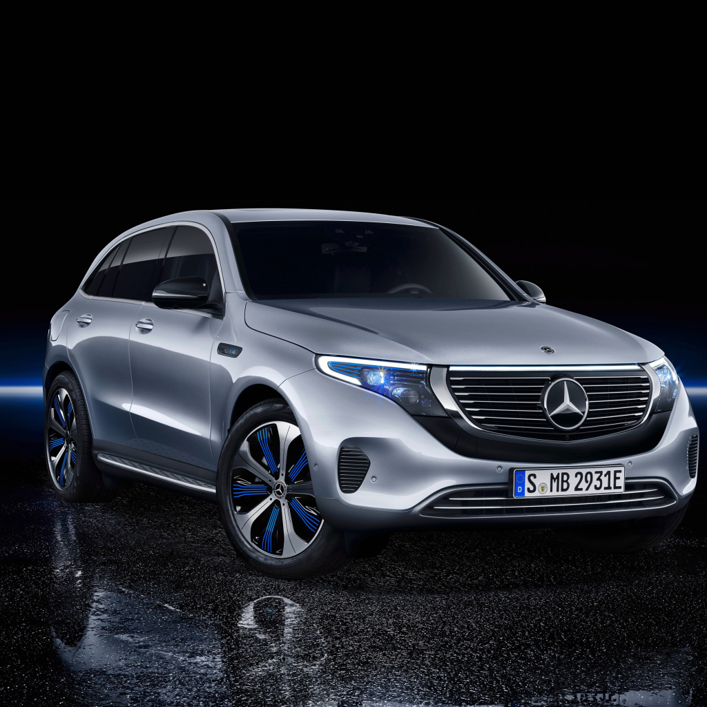 Серебристый автомобиль Mercedes EQC400, 2018 года