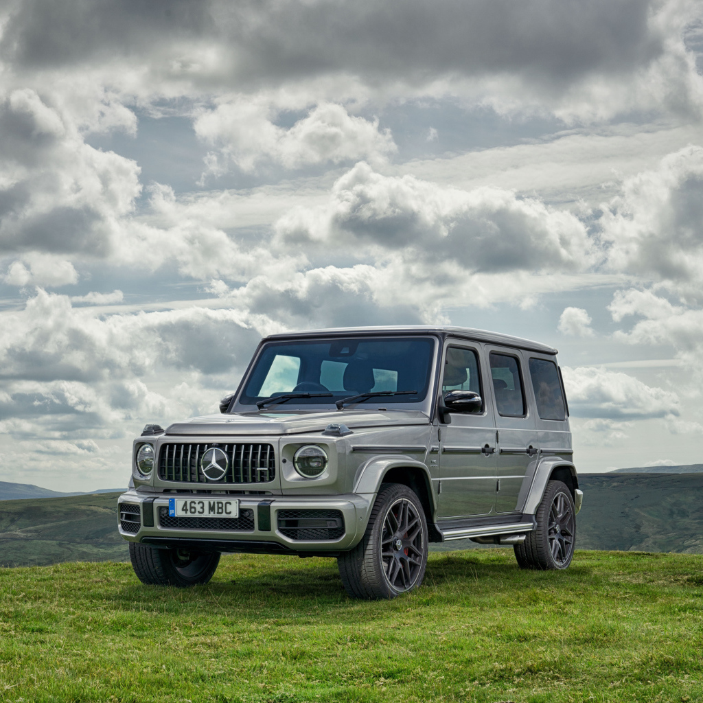 Серебристый автомобиль внедорожник Mercedes-AMG G 63, 2018