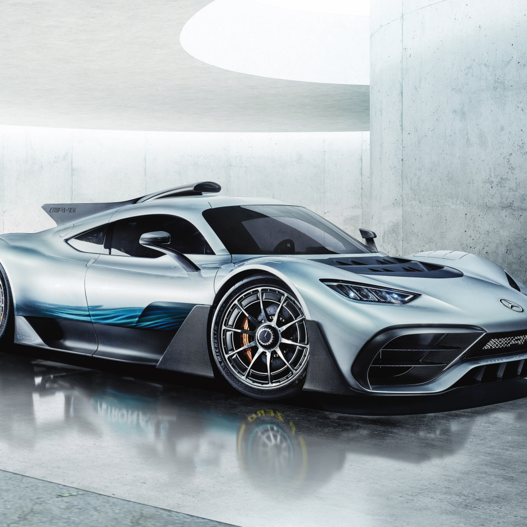 Серебристый спортивный автомобиль Mercedes Amg Project One 2018