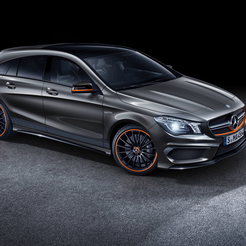 Серебристый стильный автомобиль Mercedes CLA Shooting Brake