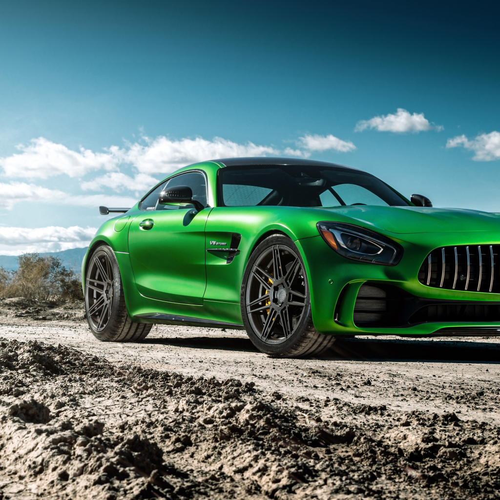 Спортивный автомобиль Ferrada Sema Green Mercedes GTR на дороге