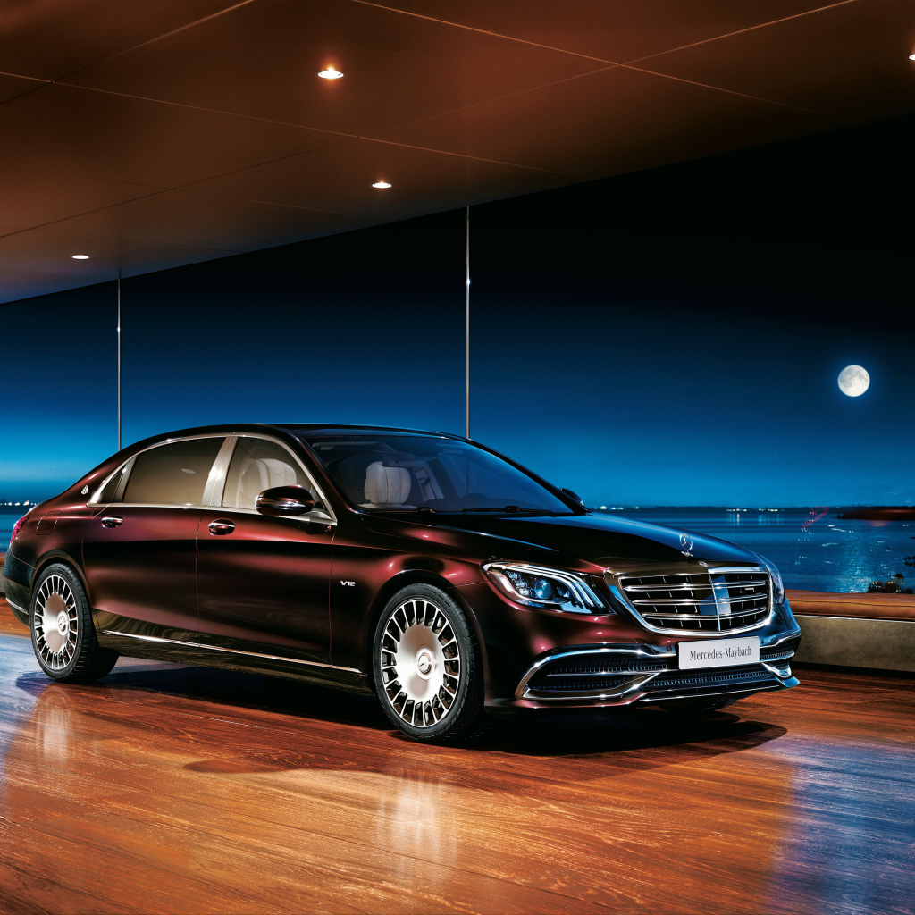 Стильный черный автомобиль Mercedes Benz S 650, 2018 года