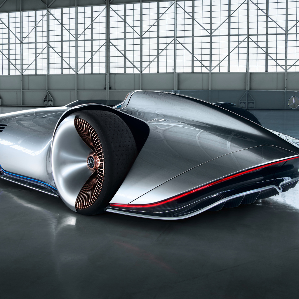 Суперкар Mercedes Benz Vision EQ Silver Arrow в ангаре