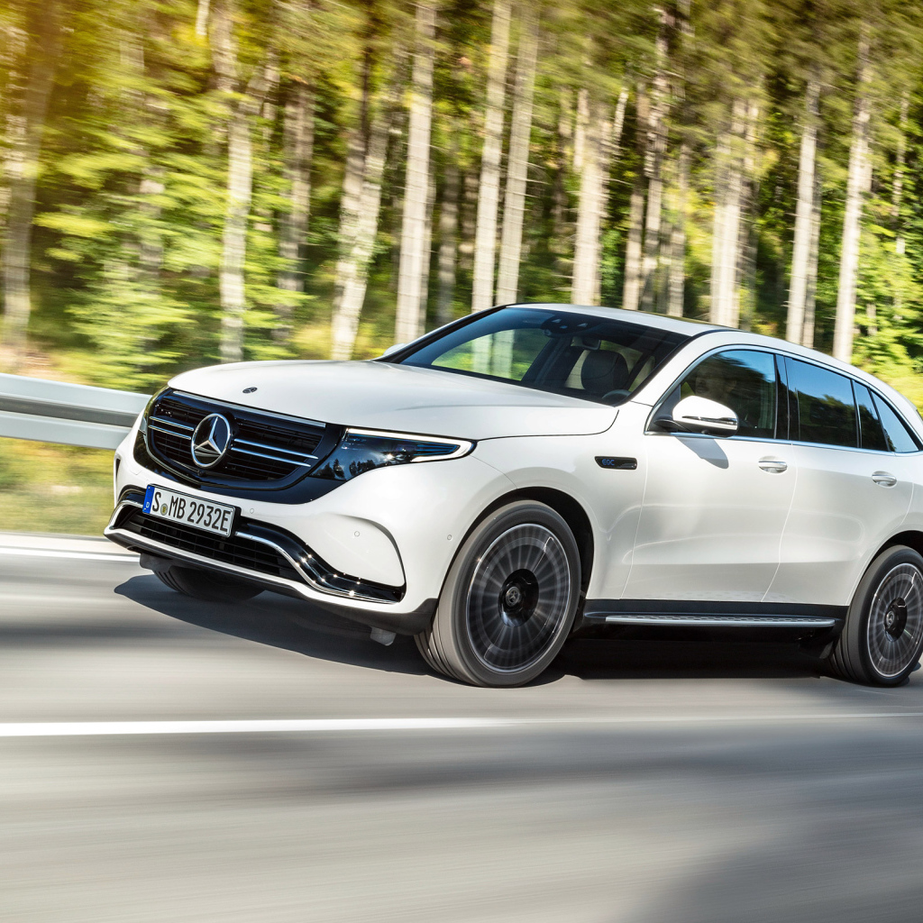 Белый внедорожник Mercedes-Benz EQC, 2020 года на трассе