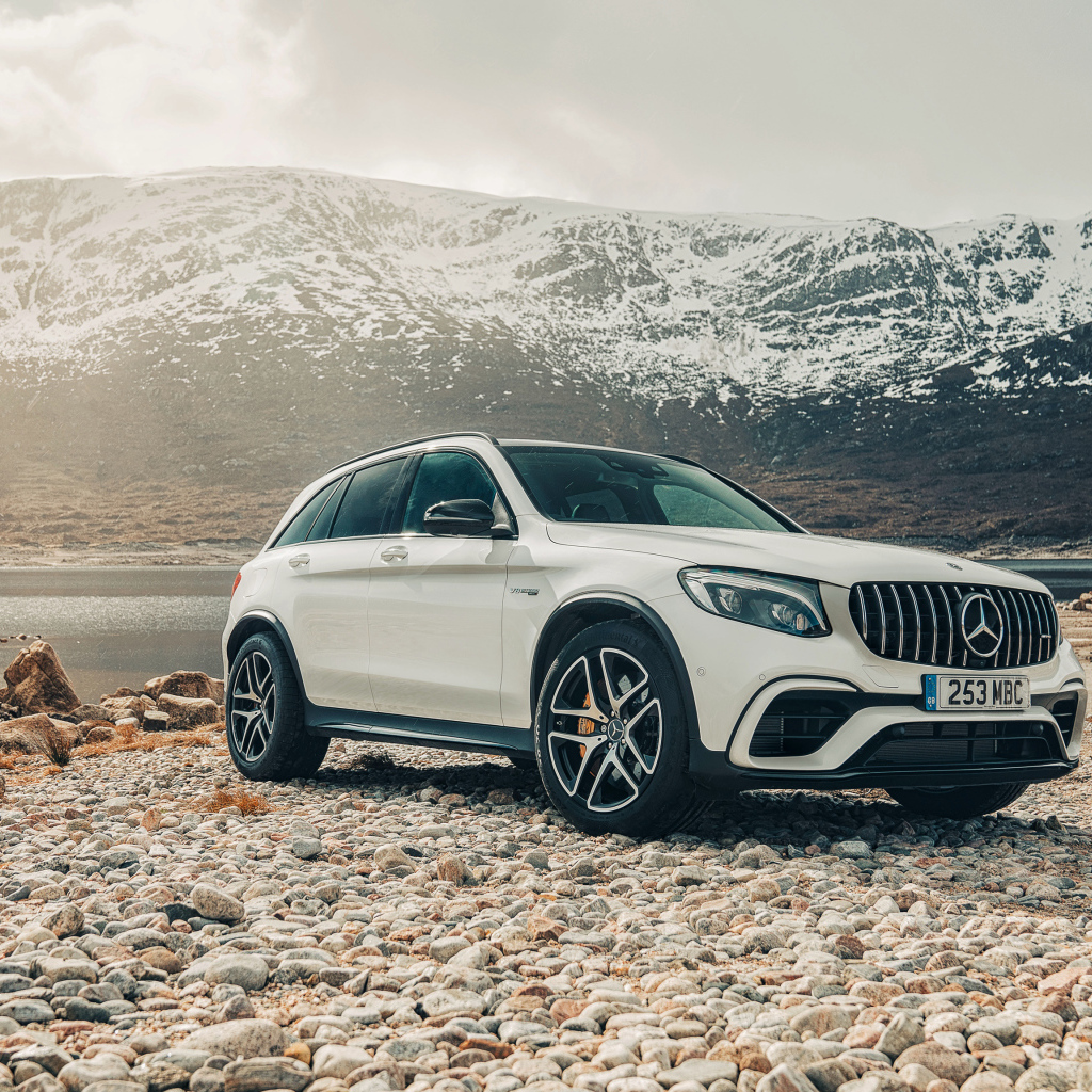 Белый внедорожник Mercedes AMG GLC 63 S, 2018 года на фоне гор