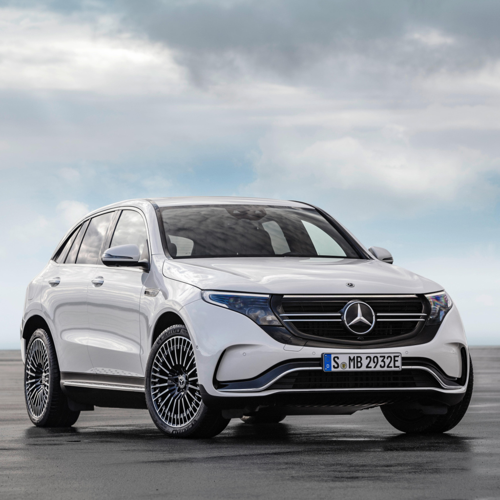 Белый автомобиль Mercedes-Benz EQC, 2020 года на фоне неба