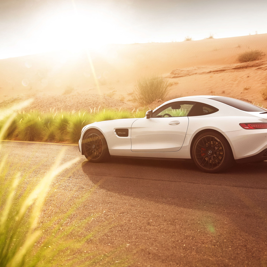 Белый спорткар Mercedes-AMG GT-S в лучах солнца