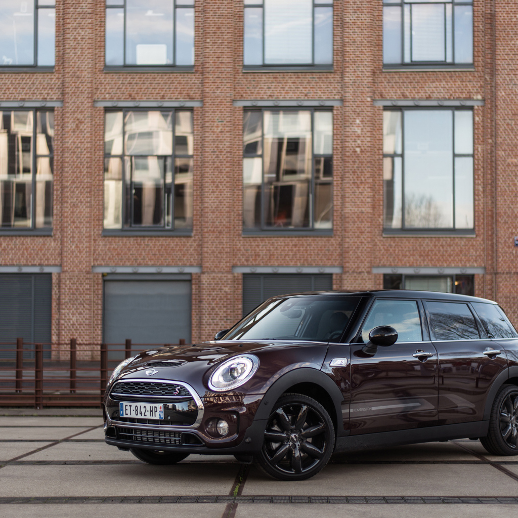 Бордовый компактный автомобиль MINI Cooper S, 2018