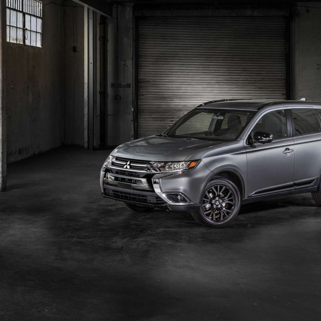 Серебристый внедорожник Mitsubishi Outlander, 2018