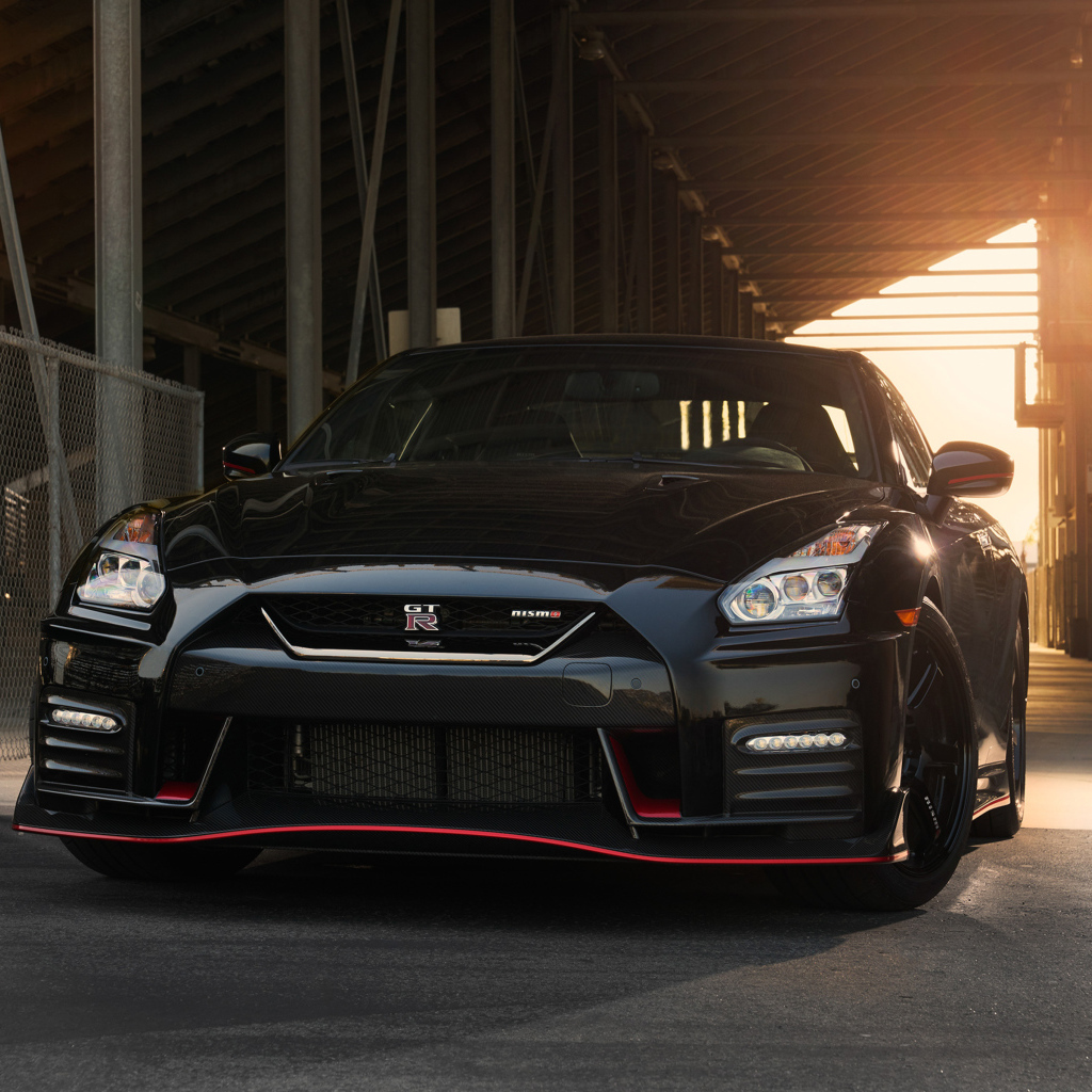 Черный автомобиль Nissan GT R Nismo, 2018 года