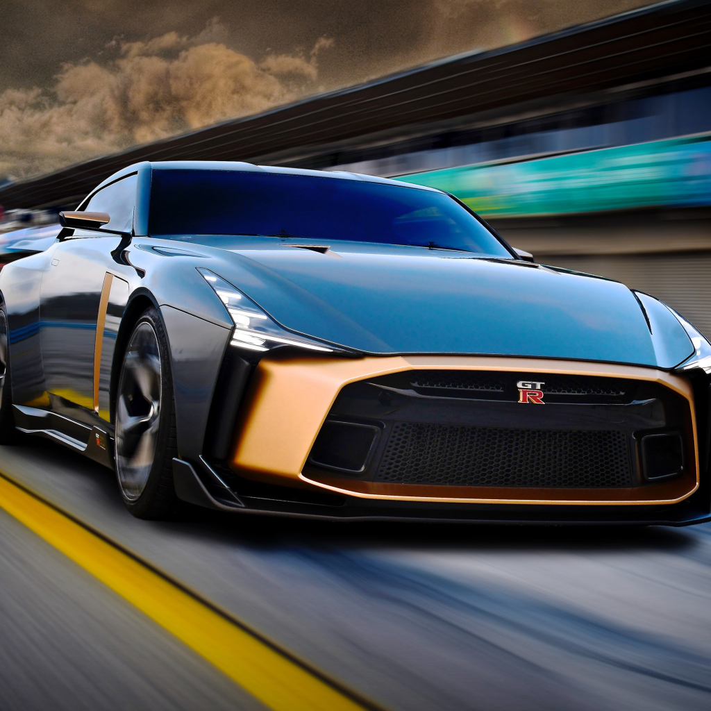 Черный спортивный автомобиль Nissan GT-R50 2018 года на трассе