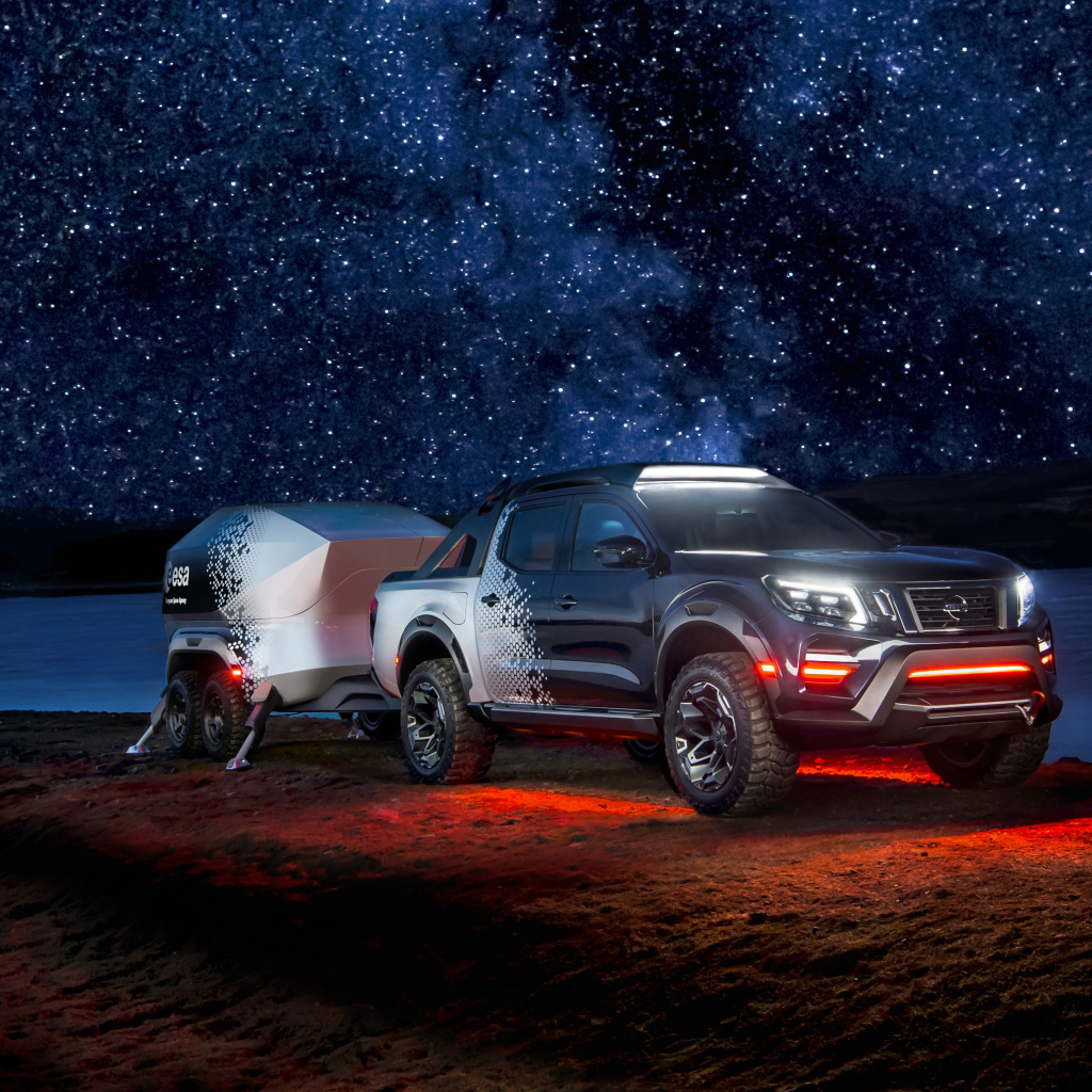Автомобиль Nissan Navara 2018 года под звездным небом 