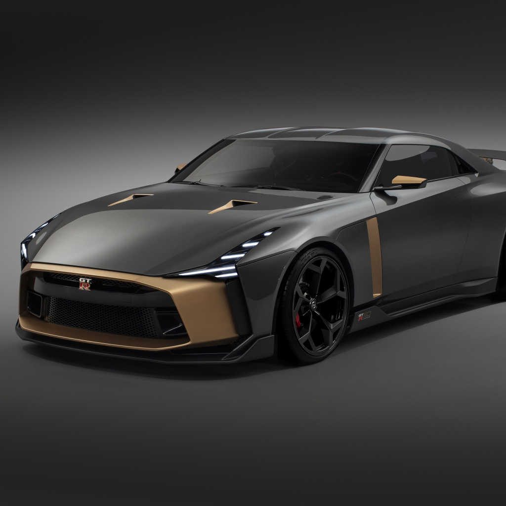 Автомобиль Nissan GT-R50 2018 года на сером фоне