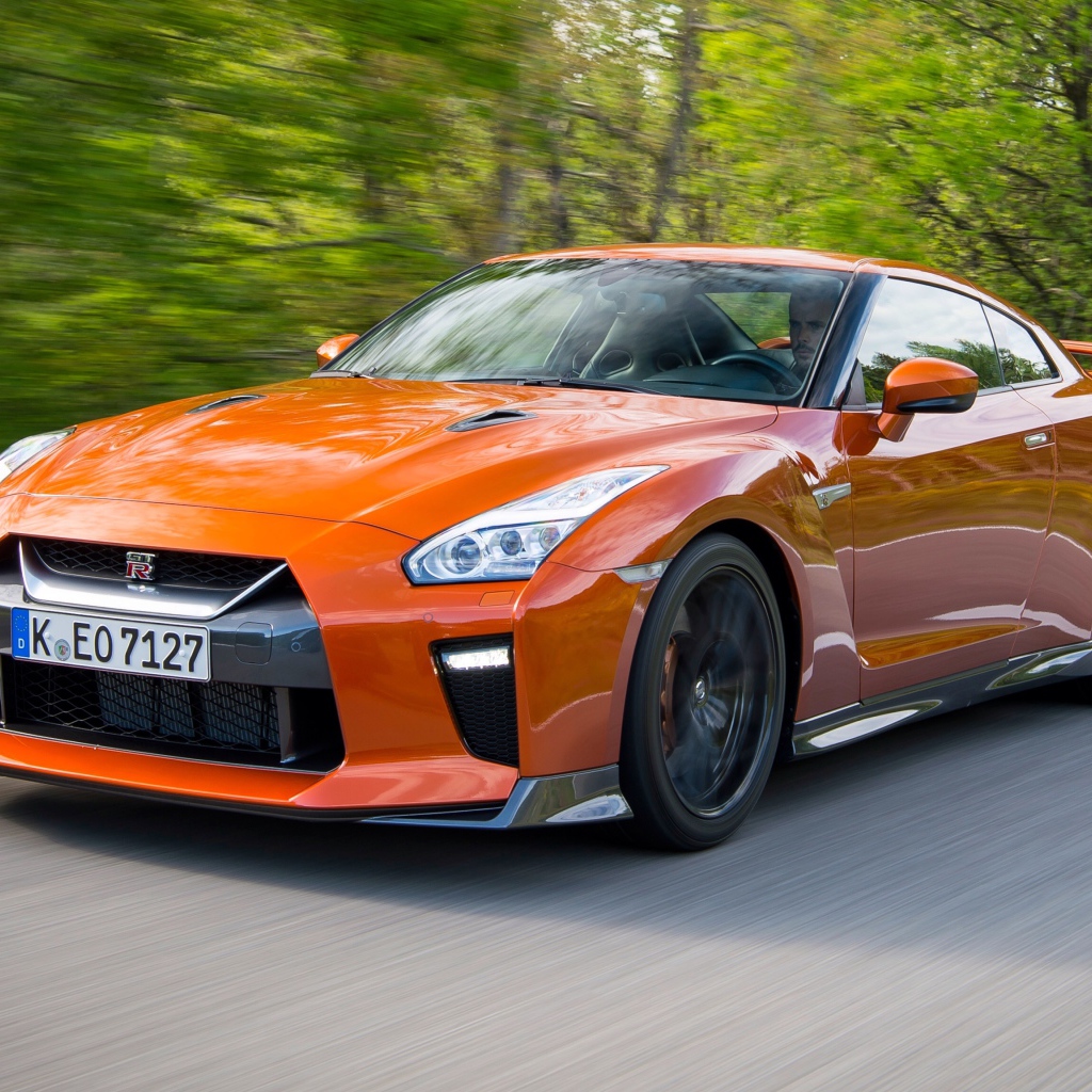 Оранжевый автомобиль Nissan GT-R на трассе