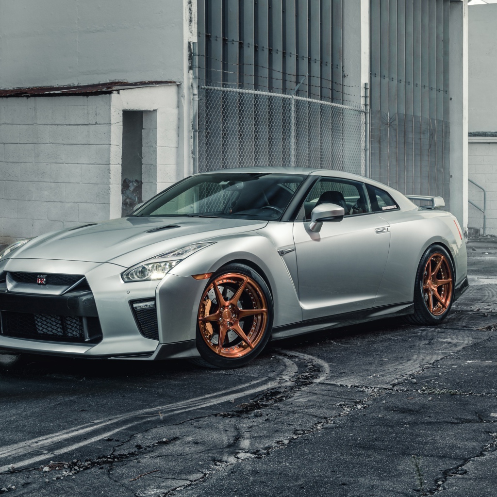 Серебристый автомобиль Nissan GTR
