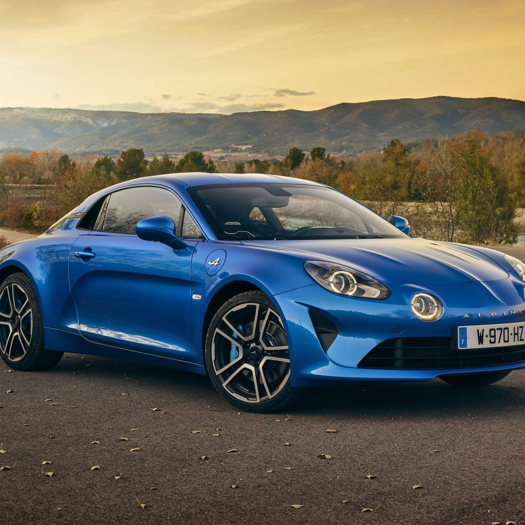 Синий автомобиль Alpine A110 Premiere Edition, на фоне горизонта