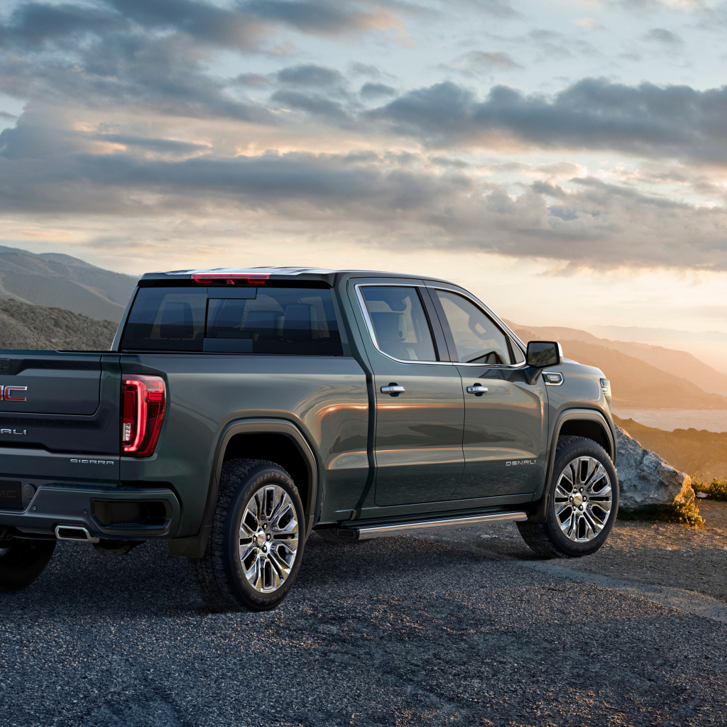 Пикап GMC Sierra Rear Side, 2019 года на берегу океана