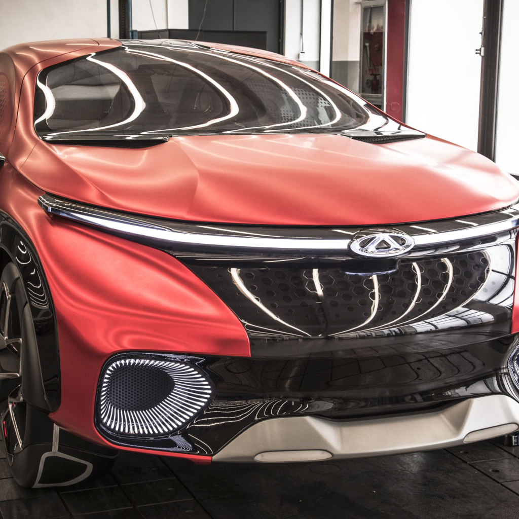 Красный автомобиль концепт Chery FV2030, вид спереди