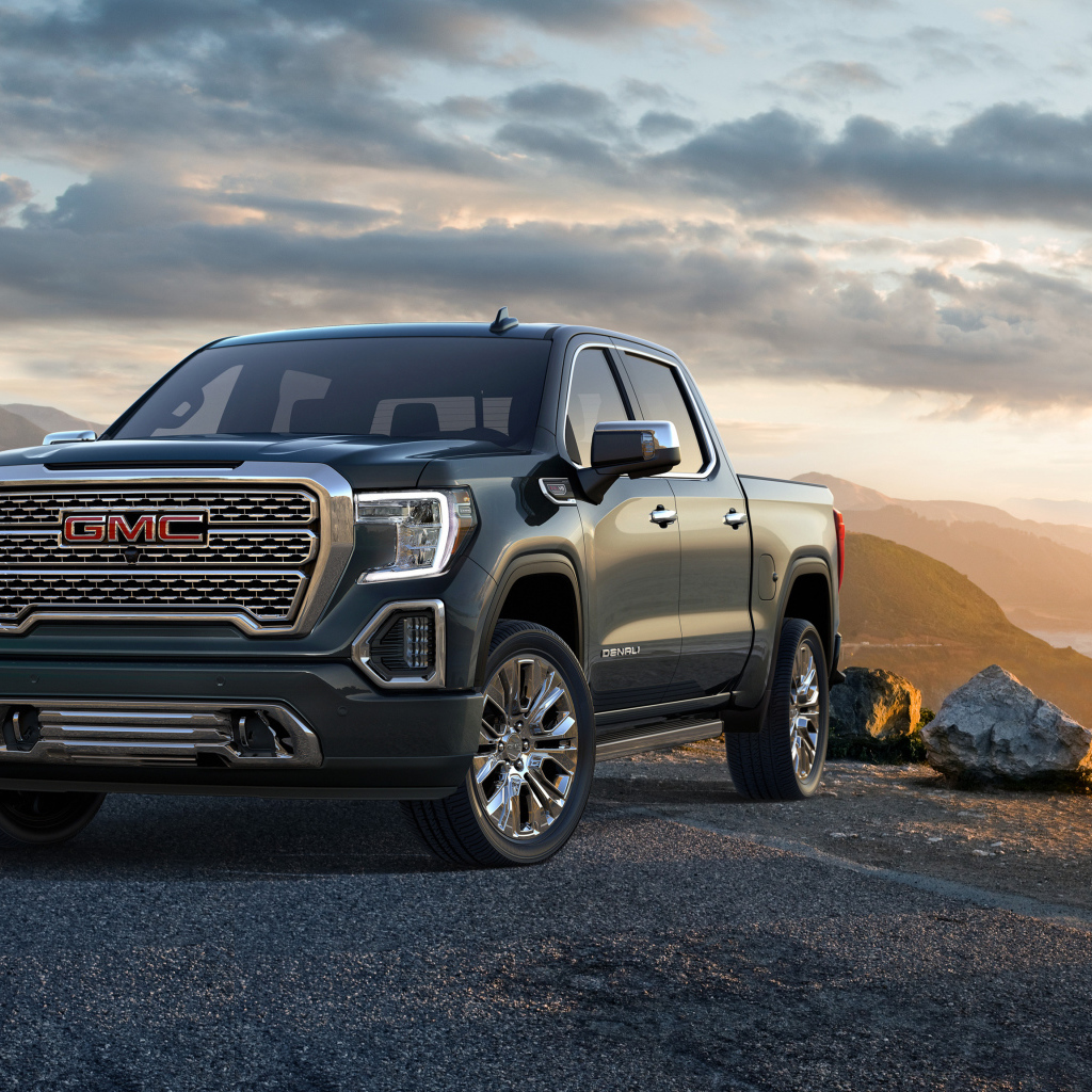 Серебристый автомобиль пикап GMC Sierra, 2019 года 